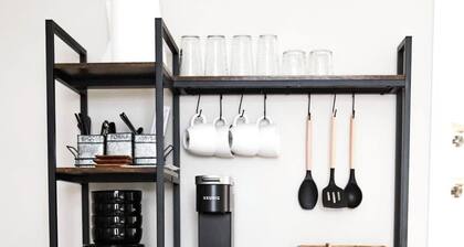 Cozy studio with AC and WiFi in charming Royal Oak