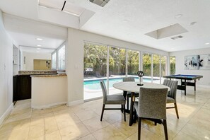 Dining - The Oasis Under the Palms (Miami)