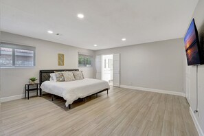 5 bedrooms, iron/ironing board, WiFi, bed sheets - The Oasis Under the Palms (Miami)