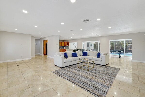 Smart TV - The Oasis Under the Palms (Miami)