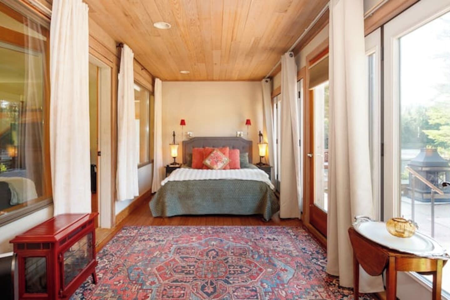 2 bedrooms, desk, iron/ironing board, WiFi
