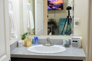 Dusche, Haartrockner, Handtücher, Seife