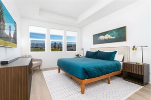 3 habitaciones, tabla de planchar con plancha y ropa de cama