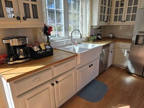 Mikrobølgeovn, ovn, kokeplater og oppvaskmaskin