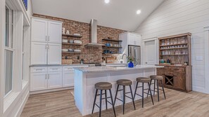 Fridge, microwave, oven, stovetop - Palmetto Trailside Retreat (Saluda)