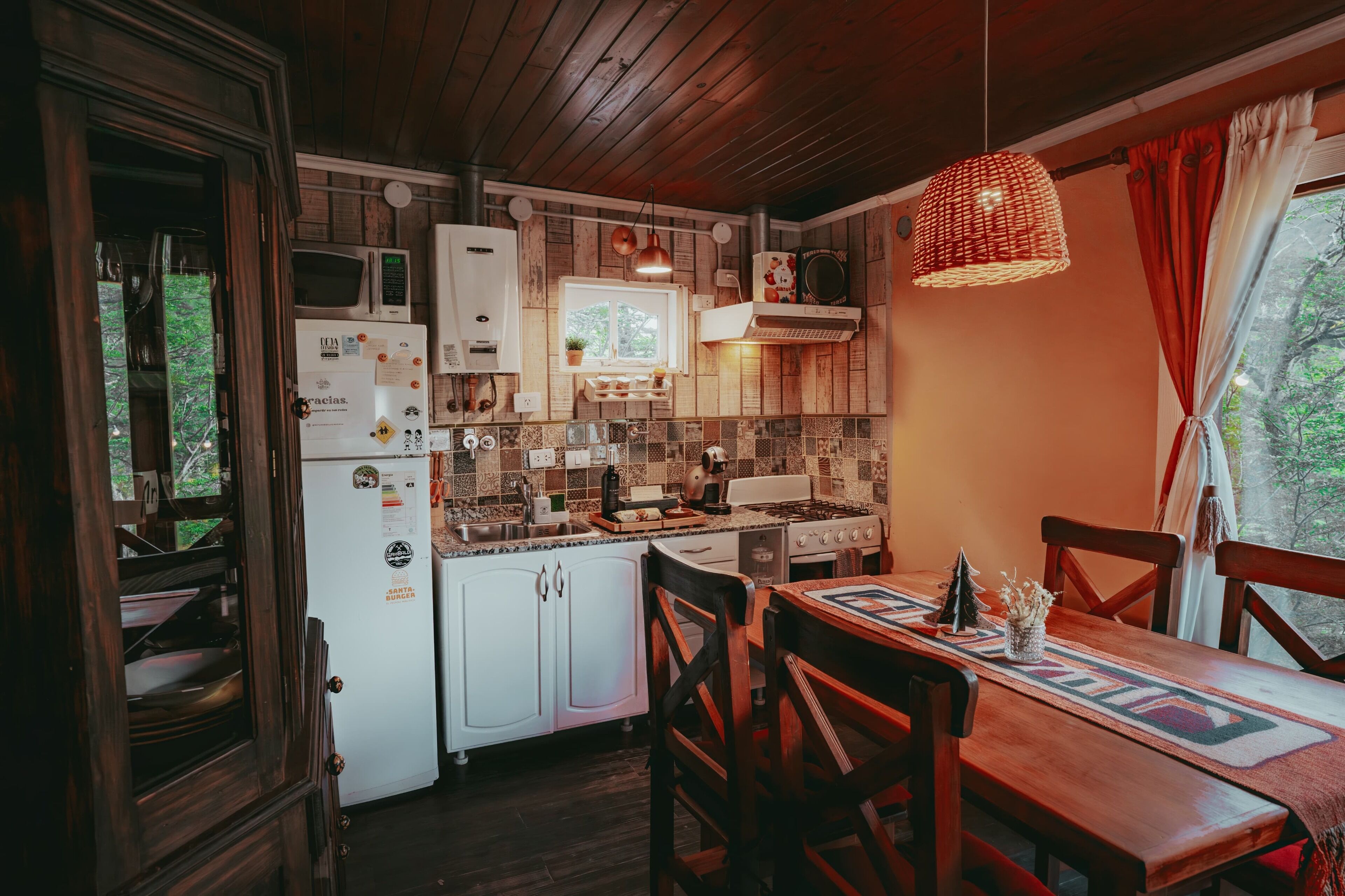 Refrigerador, microondas, horno y cafetera y tetera 