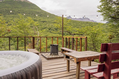 Charming Cabin in the Woods with Jacuzzi and Movie Theater