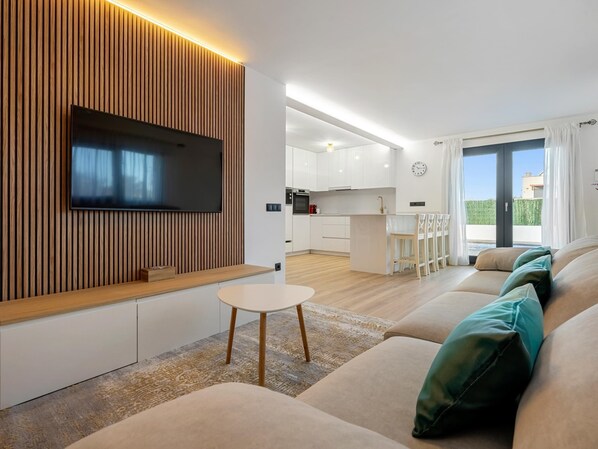 TV, fireplace, foosball - House with pool and barbecue 5min beach (Vilanova i la Geltrú)