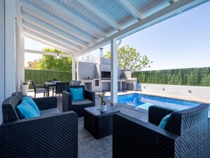 Outdoor dining - House with pool and barbecue 5min beach (Vilanova i la Geltrú)