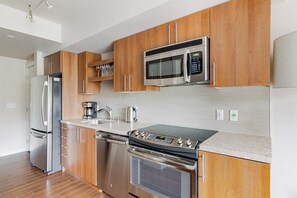 Kühlschrank, Mikrowelle, Ofen, Geschirrspüler