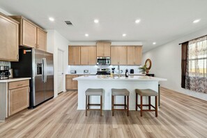 Fridge, microwave, oven, stovetop - Brand New Scenic COTA, Tesla, Airport - 20m Downtown! (Del Valle)