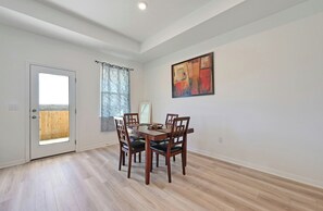 Dining - Brand New Scenic COTA, Tesla, Airport - 20m Downtown! (Del Valle)
