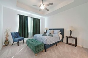 4 bedrooms, iron/ironing board, free WiFi, bed sheets - Brand New Scenic COTA, Tesla, Airport - 20m Downtown! (Del Valle)