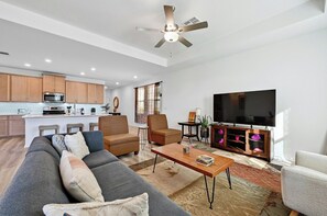 Smart TV - Brand New Scenic COTA, Tesla, Airport - 20m Downtown! (Del Valle)