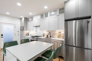 Geladeira, micro-ondas, fogão, cooktop