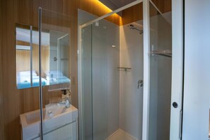 Dusch, hårtork och handdukar