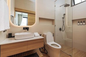 Dusche, kostenlose Toilettenartikel, Haartrockner, Seife