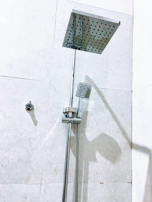 Quarto casal executivo, vista para o pátio | Banheiro | Chuveiro/banheira combinados, produtos de toalete grátis
