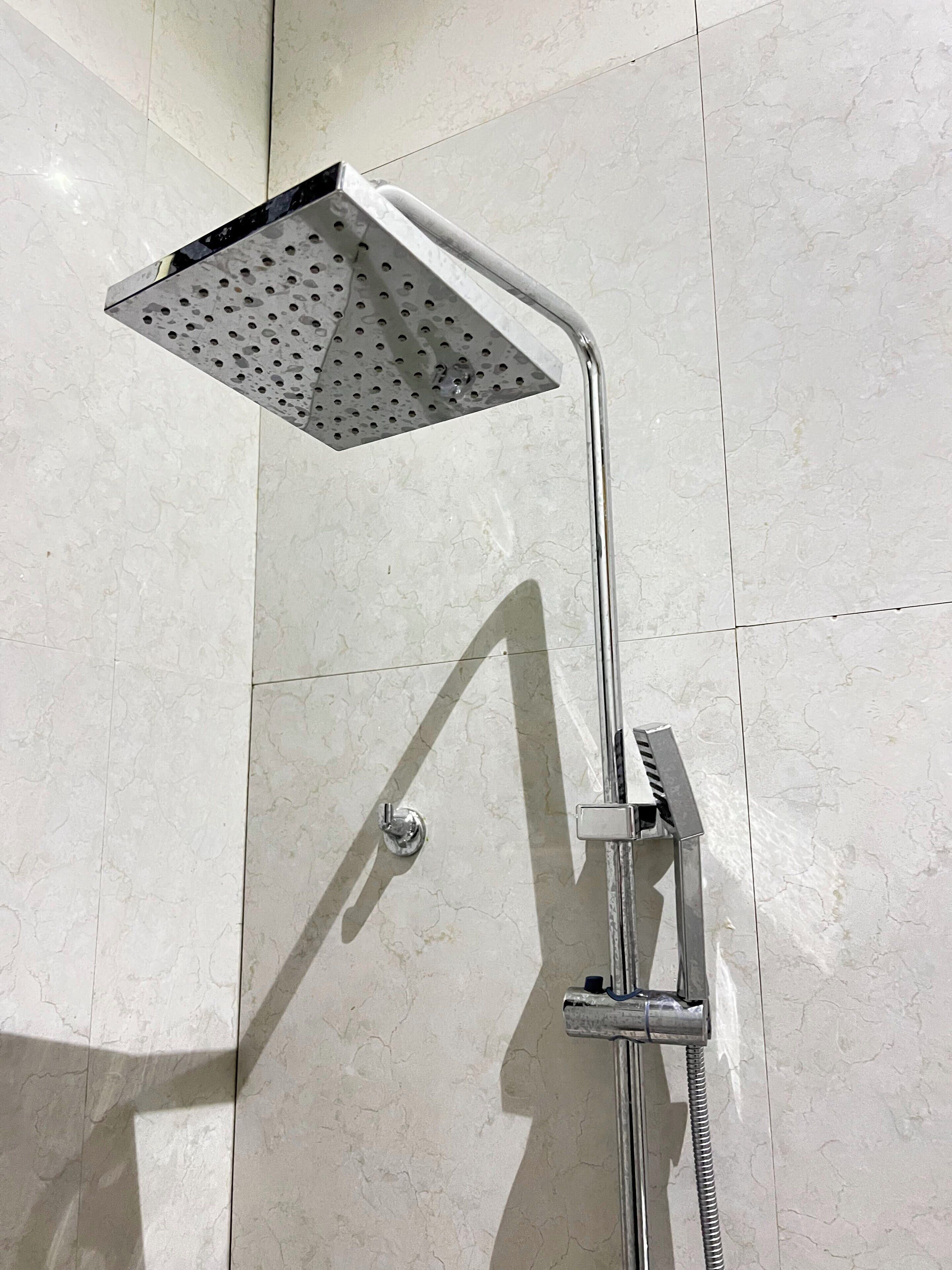Executive tweepersoonskamer, uitzicht op binnenplaats | Badkamer | Een bad/douchecombinatie, gratis toiletartikelen, een haardroger
