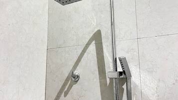 Executive tweepersoonskamer, uitzicht op binnenplaats | Badkamer | Een bad/douchecombinatie, gratis toiletartikelen, een haardroger