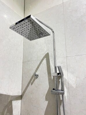 Chambre exécutive double, vue sur la cour intérieure | Salle de bain | Ensemble baignoire-douche, articles de toilette (gratuits)