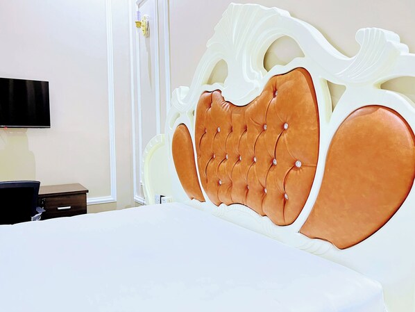 Executive-Doppelzimmer, Blick auf den Innenhof | Schreibtisch, laptopgeeigneter Arbeitsplatz, kostenloses WLAN