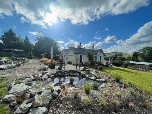 Islay House - stylish villa in historic Lawrence -