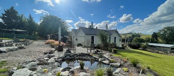 Islay House - stylish villa in historic Lawrence -