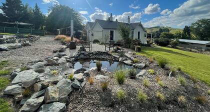 Islay House - stylish villa in historic Lawrence -