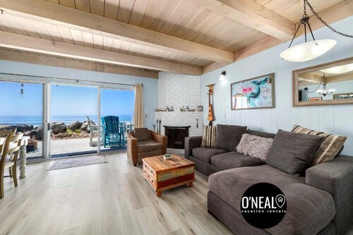 1950's Beachfront Home - Stunning Views!