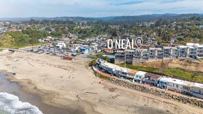 On the beach - 1950's Beachfront Home - Stunning Views! (Aptos)