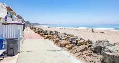 1950's Beachfront Home - Stunning Views!