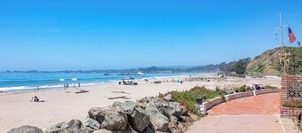 1950's Beachfront Home - Stunning Views!