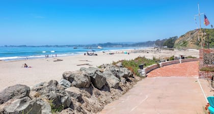 1950's Beachfront Home - Stunning Views!