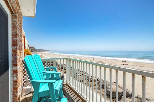 1950's Beachfront Home - Stunning Views!