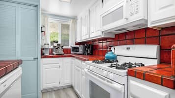 Coffee/tea maker, fridge, microwave, oven
