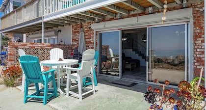 1950's Beachfront Home - Stunning Views!