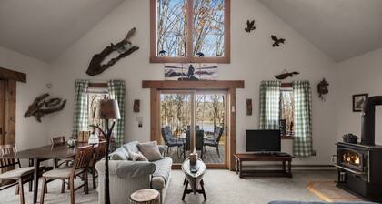 Lakefront w Water Toys, Deck, Fire Pit & Grill