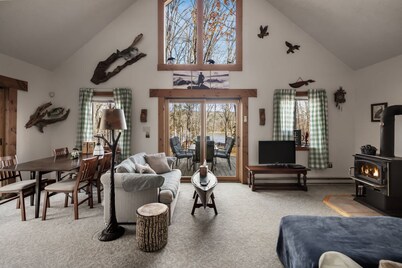 Lakefront w Water Toys, Deck, Fire Pit & Grill