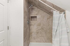 Shower, hair dryer, towels - Baltimore & 1st Home (Ocean City)