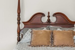 5 bedrooms, desk, WiFi, bed sheets