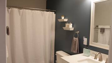 Hårføner, håndklær, såpe og toalettpapir