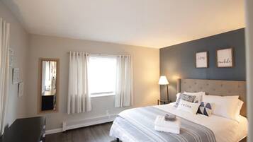 1 soverom, skrivebord, strykejern/-brett og reiseseng for barn