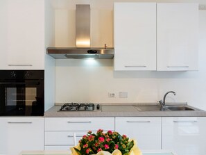 ثلاجة، ميكروويف، فرن، غسالة أطباق