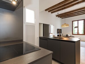 Kühlschrank, Mikrowelle, Ofen, Geschirrspüler