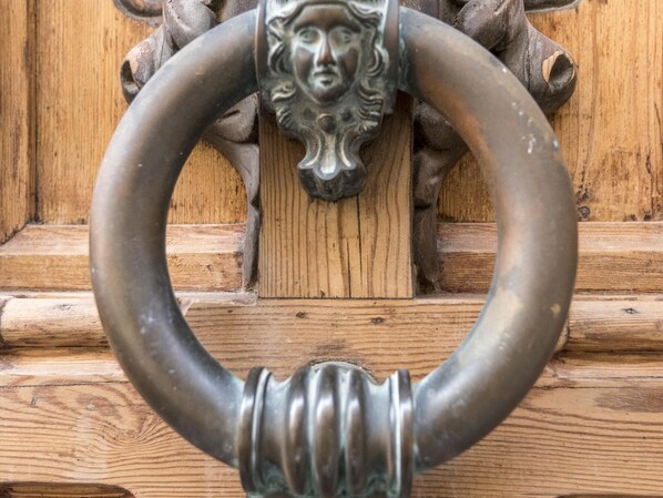 Un aldabilla metálico con un adorno decorativo.