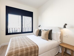 3 bedrooms, iron/ironing board, internet, bed sheets