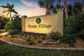 Property grounds - Charming 2-Bedroom Condo in Hutchinson Island Retreat with AC & Wi-Fi (Fort Pierce)