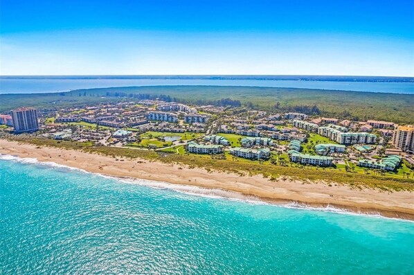 Beach - Charming 2-Bedroom Condo in Hutchinson Island Retreat with AC & Wi-Fi (Fort Pierce)