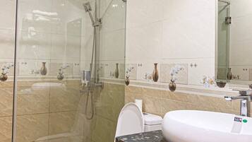 Ducha, artículos de tocador gratuitos, secador de pelo, toallas